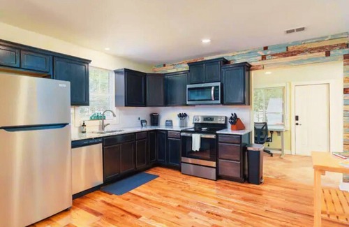 Cayce House | Relaxing Retreat near USC: Pet-Friendly with Office Space