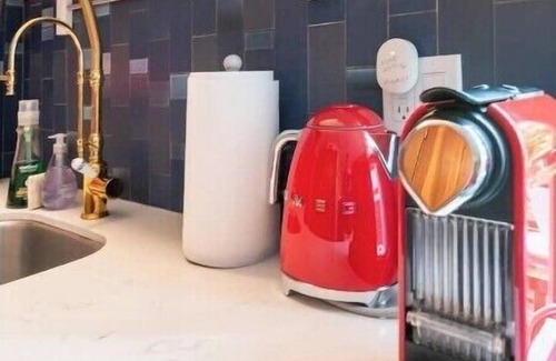 Dolores Heights Apartment | Peaceful Victorian Inlaw with Kitchen, Close to Downtown SF