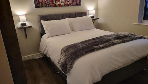 Hull Apartment | Tranquil Waterfront Retreat with Private Parking at Hull Marina
