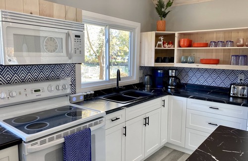 Kingsville Cottage | Waterfront Retreat at Creekside Cottage: Kayaks & Pet Friendly