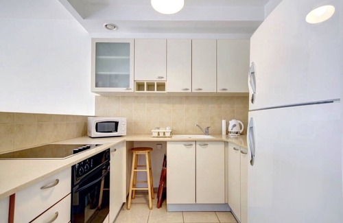 Nachlaot Apartment | Inviting Retreat with Hot Tub & Views in Jerusalem