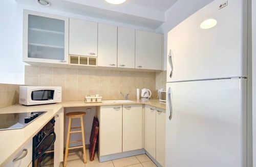 Nachlaot Apartment | Inviting Retreat with Hot Tub & Views in Jerusalem
