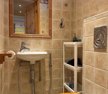 Vantaa House | Vantaa Sauna Cottage: Family-Friendly Retreat with Hot Tub