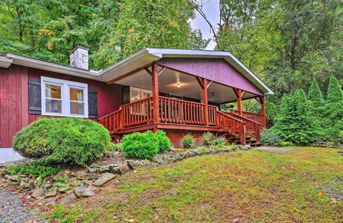 Barto House | Tranquil Wooded Retreat with Spa and Pet-Friendly Amenities