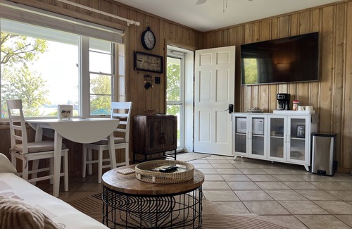 Hot Springs Condo | Tranquil Lake Getaway with Pool & Breakfast Included