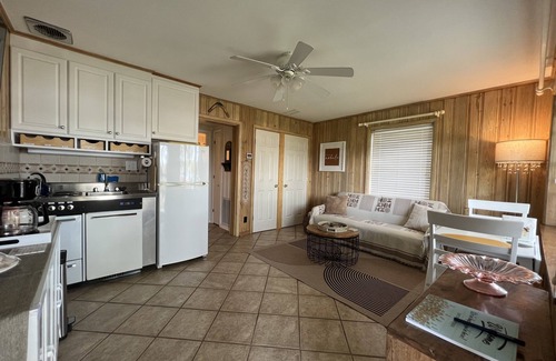 Hot Springs Condo | Tranquil Lake Getaway with Pool & Breakfast Included