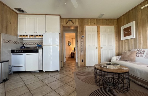 Hot Springs Condo | Tranquil Lake Getaway with Pool & Breakfast Included