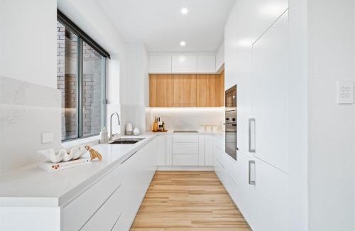 Elizabeth Bay Apartment | Family-Friendly Getaway at Peach at Palm View Collective