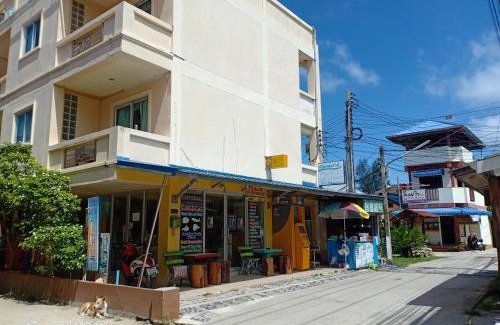 Haad Rin House | Family-Friendly Peach Guesthouse for Memorable Stays