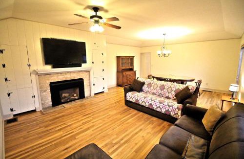 Fredericksburg Hotel | Family-Friendly Peach Tree Inn & Suites with Pool & Hot Tub