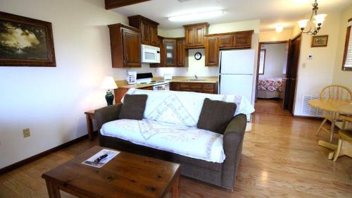 Fredericksburg Hotel | Family-Friendly Peach Tree Inn & Suites with Pool & Hot Tub