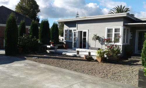 Hamilton East Villa | Peachgrove: 4-Star Hotel with Guest Rating of 9.3/10