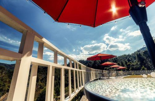 Puli Villa | Relaxing Peachland Retreat with Oceanfront Hot Tub Access