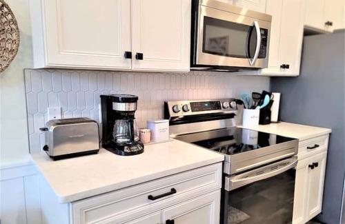 West Kissimmee Cottage | Spend Your Days at "Peachy Keen" Pool & Spa Cottage
