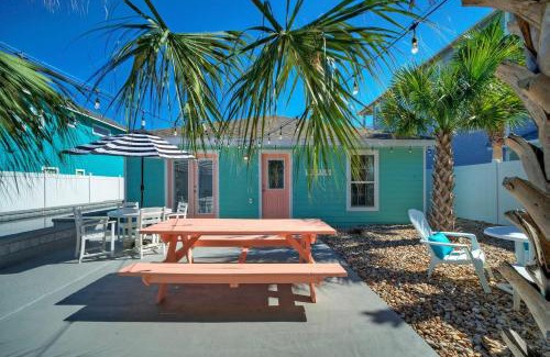 Safe Harbor House | Peachy Palm by AvantStay: Relaxing Pool & Golf Cart Access