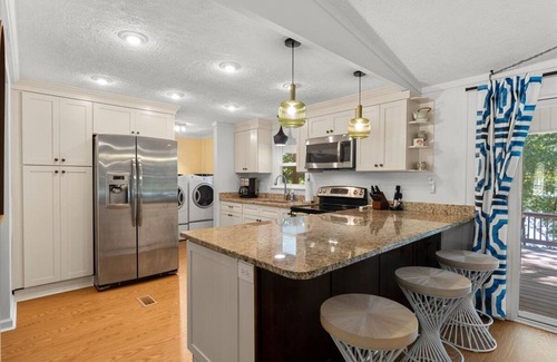 Hardwick Cottage | Idyllic Peachy Pines - Lakefront Cottage with Dock & Breakfast