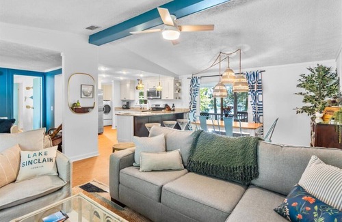 Hardwick Cottage | Idyllic Peachy Pines - Lakefront Cottage with Dock & Breakfast