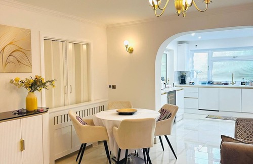 Cray Valley West House | Peacock Apartment (3-bedroom Luxury) in Greater London.with an upright Piano!