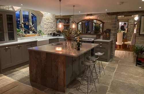 East Pennard House | Peacock Barn: Guest Rated 10/10 with Family-Friendly Amenities