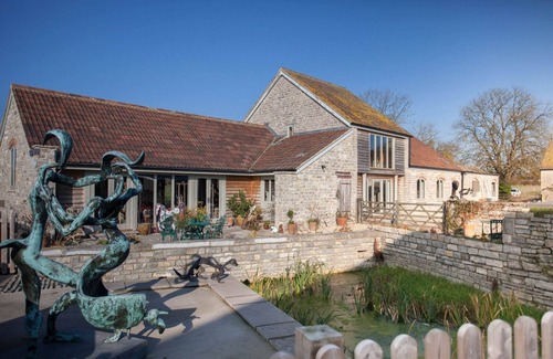 East Pennard House | Peacock Barn: Guest Rated 10/10 with Family-Friendly Amenities
