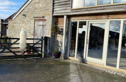 East Pennard House | Peacock Barn: Guest Rated 10/10 with Family-Friendly Amenities