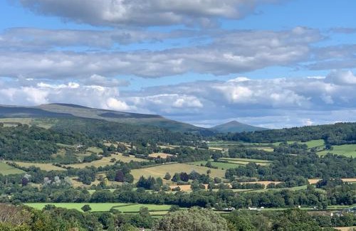 Talybont-on-Usk House | Relaxing Retreat at Peacock Cottage with Hot Tub & Breakfast