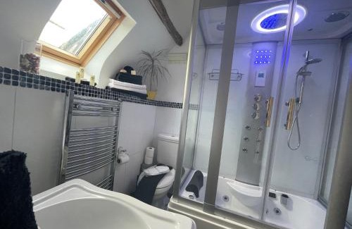 Talybont-on-Usk House | Relaxing Retreat at Peacock Cottage with Hot Tub & Breakfast