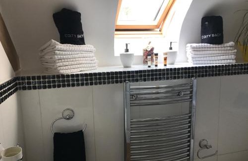 Talybont-on-Usk House | Relaxing Retreat at Peacock Cottage with Hot Tub & Breakfast