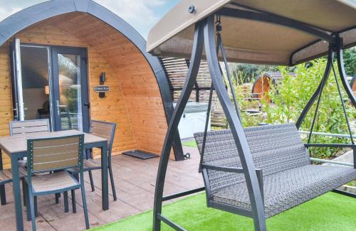 Gunthorpe Resort | Experience Nature at Peacock Lake Glamping Retreat