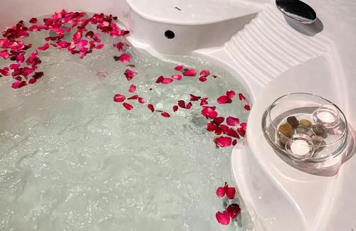 Nong Prue Villa | Relaxing Peacock Pool Villa with Hot Tub & Pet-Friendly Stay