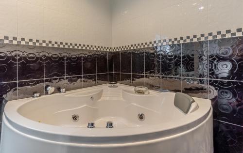Nong Prue Villa | Relaxing Peacock Pool Villa with Hot Tub & Pet-Friendly Stay