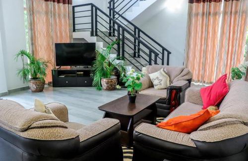 Anuradhapura Resort | Cozy Peacock Resort: Family-Friendly with Breakfast & Kitchen