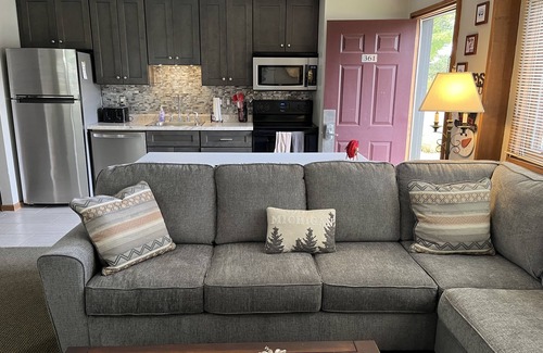 Boyne Falls Condo | Experience Boyne Mtn: Golf, Swim & Relax with Family Fun