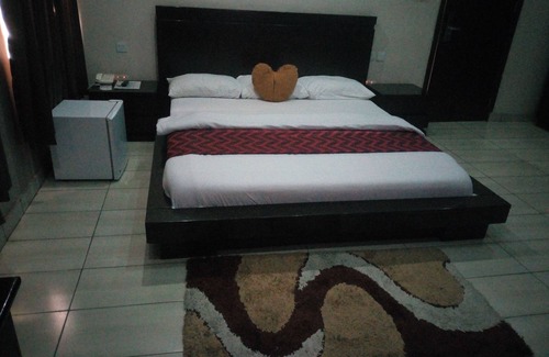 Ibadan Hotel | Guest Rated 10/10 at Peak Court Hotels with Family Amenities