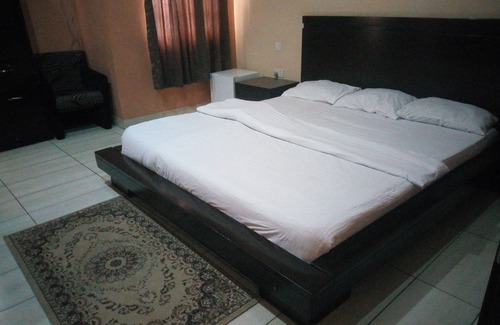 Ibadan Hotel | Guest Rated 10/10 at Peak Court Hotels with Family Amenities