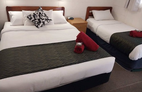 Peak Hill Hotel | Budget-Friendly Stay at Peak Hill Golden Peak Motel
