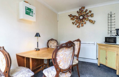 Newark House | PEAK HOUSE, family friendly, with open fire in Newark-On-Trent
