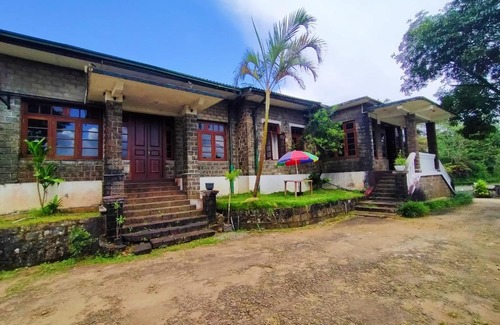 Hatton House | Family-Friendly Stay at Peak Rest Bungalow Retreat