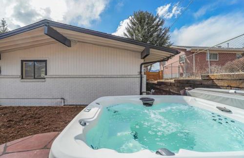West Colorado Springs House | PeakView Lil Lux - King Room with Hot Tub and Scenic Views