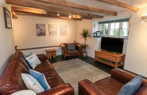 Appledore House | Discover Pear Tree Cottage: Pet-Friendly Family Retreat