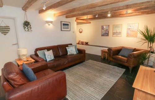 Appledore House | Discover Pear Tree Cottage: Pet-Friendly Family Retreat