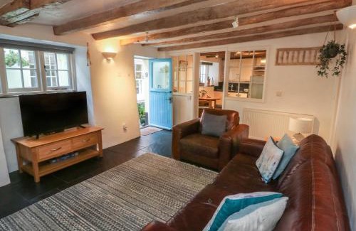 Appledore House | Discover Pear Tree Cottage: Pet-Friendly Family Retreat