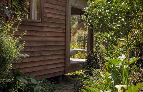 Storms River Ski Chalet | Cozy Pear Tree Cottage: Pet & Child Friendly Retreat