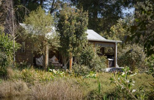 Storms River Ski Chalet | Cozy Pear Tree Cottage: Pet & Child Friendly Retreat