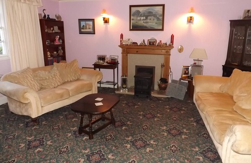 Twywell Bed & Breakfast | Cozy Pear Tree Farm B&B: Child-Friendly with Breakfast