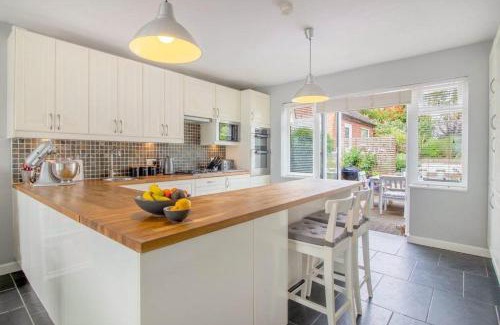 Toton House | Pet-Friendly Pear Tree House: Rated 10/10 by Guests