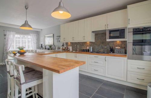 Toton House | Pet-Friendly Pear Tree House: Rated 10/10 by Guests