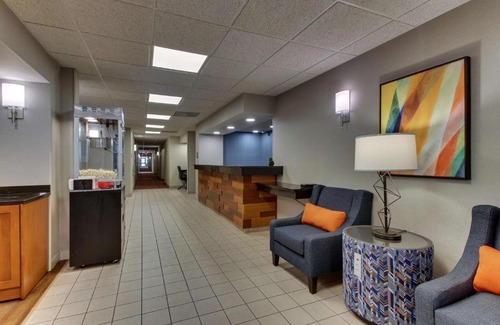 Cape Girardeau Hotel | Cozy Pear Tree Inn Cape Girardeau West - Pet Friendly Stay