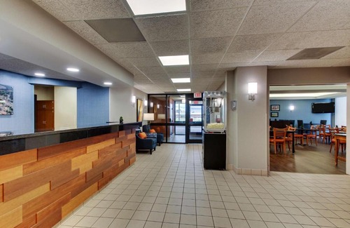 Cape Girardeau Hotel | Cozy Pear Tree Inn Cape Girardeau West - Pet Friendly Stay