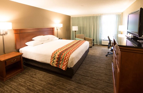 Cape Girardeau Hotel | Comfortable Stay at Pear Tree Inn Cape Girardeau with Pool